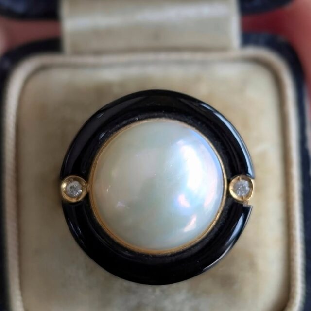 An ultra chic Mabe pearl ring accented by diamonds and black onyx. Swipe to see how this statement ring is beautifully mounted 🦪💍 Available now at $550. 

Metro Broker Jewelers - Find A Treasure, Save A Fortune 💎
Stop in today or call us for pricing and availability 📱
410-653-5880

#customjewelry #antiquejewelry #vintagejewelry #estatejewelry #estatejewelryforsale #diamondrings #engagementrings #naturaldiamonds #labgrowndiamonds #baltimorejeweler #jewelryrepair #jewelrydesign #metrobrokerjewelers #metrobroker #metrobrokerltd #mbj #pikesville #reisterstown #mabepearl #pearlring #cocktailring #mabepearls