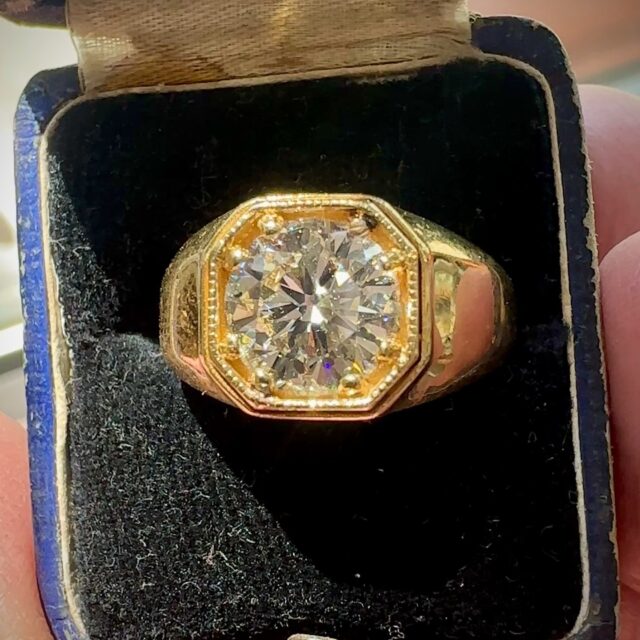 Some pieces knock your socks off when you see them. This is one of those pieces 😍
Metro Broker Jewelers - Find A Treasure, Save A Fortune💎
Stop in today or call us for pricing and availability📱
410-653-5880
#metrobrokerjewelers #metrobroker #metrobrokerltd #mbj #pikesville #reisterstown #owingsmills #maryland #gold #oldgold #antiquejewelry #vintagejewelry #estatejewelry #estatejewelryforsale #diamondrings #engagementrings #naturaldiamonds #abgrowndiamonds #baltimorejeweler #jewelryrepair #jewelrydesign #mensrings #gentsring #customsetting #milgrain #milgrainring #roundbrilliantdiamond