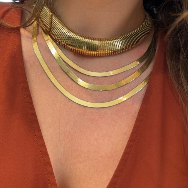 Herringbones are a must for any necklace stack. Come visit us in person to check out our gold chains. We have one of the largest selections around at unbeatable prices, including but not limited to cable chains, ropes, figaros, herringbones, cubans, fancy links, diamond links, and old watch fob chains. The options are pretty much endless here at Metro! 
Metro Broker Jewelers - Find A Treasure, Save A Fortune💎
Stop in today or call us for pricing and availability📱
410-653-5880
#metrobrokerjewelers #metrobroker #metrobrokerltd #mbj #pikesville #reisterstown #owingsmills #maryland #gold #oldgold #antiquejewelry #vintagejewelry #estatejewelry #estatejewelryforsale #diamondrings #engagementrings #naturaldiamonds #abgrowndiamonds #baltimorejeweler #jewelryrepair #jewelrydesign #goldchains #herringbonechain #herringbonenecklace #cubanlinks #goldjewelry #neckmess