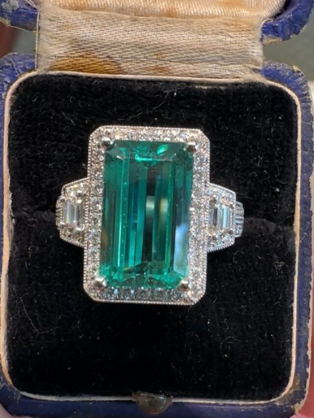 Tourmalines are one of our absolute favorite gemstones. They're available in a wide range of colors, won't break the bank, and with a 7.5 on the Mohs hardness scale, they're perfect for everyday wear. This 4.97ct emerald cut green tourmaline, surrounded by approximately 0.49cts of diamonds, just takes our breath away 😍 Available now at Metro. 

Metro Broker Jewelers - Find A Treasure, Save A Fortune 💎
Stop in today or call us for pricing and availability 📱
410-653-5880

#customjewelry #antiquejewelry #vintagejewelry #estatejewelry #estatejewelryforsale #diamondrings #engagementrings #naturaldiamonds #labgrowndiamonds #baltimorejeweler #jewelryrepair #jewelrydesign #metrobrokerjewelers #metrobroker #metrobrokerltd #mbj #pikesville #reisterstown #tourmaline #greentourmaline #tourmalinering