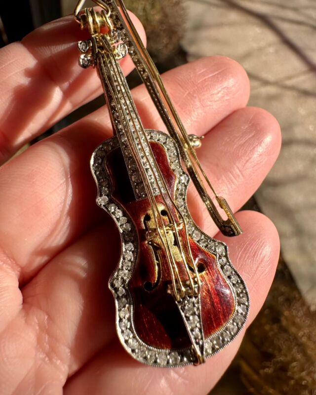 We're blown away by this vintage diamond and enamel violin brooch. Hand fabricated in 1930s Germany, it's a true masterpiece and miniature work of art. We love the intricate enameling in red-brown wood tones, crafted to mimic the wood grain of a real violin 😍 18K yellow gold and platinum, approximately 70mm long, about 1.00ctw of heavy and single cut diamonds, and signed 'Stradivarius' on the back. Available now 🎻

Metro Broker Jewelers - Find A Treasure, Save A Fortune 💎
Stop in today or call us for pricing and availability📱
410-653-5880

#violin #stradivarius #vintagebrooch #customjewelry #antiquejewelry #vintagejewelry #estatejewelry #estatejewelryforsale #diamondrings #engagementrings #naturaldiamonds #labgrowndiamonds #baltimorejeweler #jewelryrepair #jewelrydesign #metrobrokerjewelers #metrobroker #metrobrokerltd #mbj #pikesville #reisterstown #owingsmills #maryland