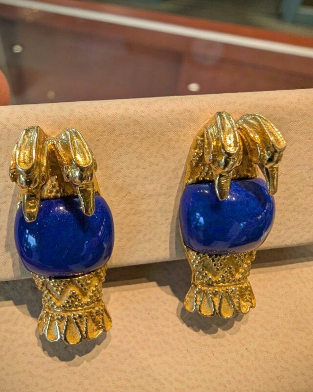There's no denying the beauty of these 18K yellow gold and lapis lazuli penguin earrings. The craftsmanship is second to none! These came in from a fabulous estate and we can't wait to see who the next lucky owner of these beautiful jewels will be. Constructed with clip backs but can easily be converted to push backs or any  backing of your choice. Available now 🐧😍

Metro Broker Jewelers - Find A Treasure, Save A Fortune 💎
Stop in today or call us for pricing and availability📱
410-653-5880

#metrobrokerjewelers #metrobroker #metrobrokerltd #mbj #pikesville #reisterstown #owingsmills #maryland #gold #oldgold #antiquejewelry #vintagejewelry #estatejewelry #estatejewelryforsale #diamondrings #engagementrings #naturaldiamonds #labgrowndiamonds #baltimorejeweler #jewelryrepair #jewelrydesign #lapis #lapislazuli
#penguinjewelry