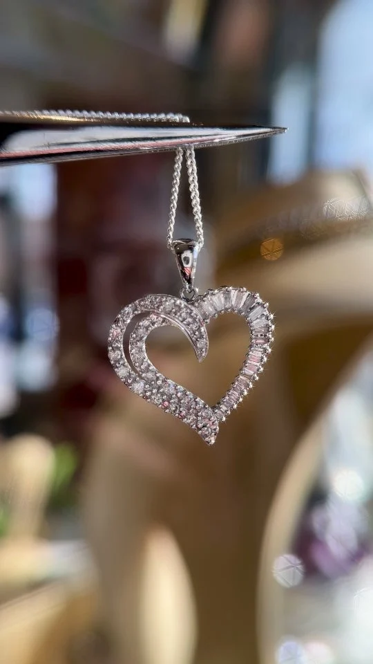 Rubies are red,
Aquas are blue. 
Metro has the perfect gift for your special someone.
How about you? ♥️

Metro Broker Jewelers - Find A Treasure, Save A Fortune 💎
Stop in today or call us for pricing and availability 📱 410-653-5880