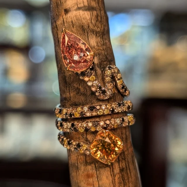 The ultimate snake ring. A fancy pinkish brown pear and a fancy brownish yellow radiant cut diamond, surrounded by a mélange of black, white, and fancy yellow diamonds. The two showstopper stones come with grading reports from GIA. All set in platinum and weighing an impressive 9.76dwt. Available now at Metro. 

Metro Broker Jewelers - Find A Treasure, Save A Fortune 💎
Stop in today or call us for pricing and availability 📱 410-653-5880

#customjewelry #antiquejewelry #vintagejewelry #estatejewelry #estatejewelryforsale #diamondrings #engagementrings #naturaldiamonds #labgrowndiamonds #baltimorejeweler #jewelryrepair #jewelrydesign #metrobrokerjewelers #metrobroker #metrobrokerltd #mbj #pikesville #reisterstown #snakering